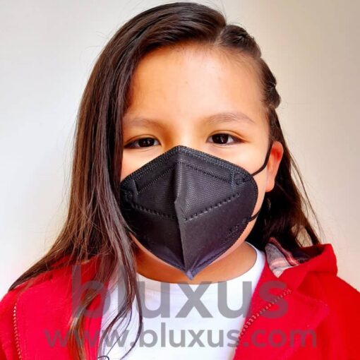 Niña se protege de covid con Respirador