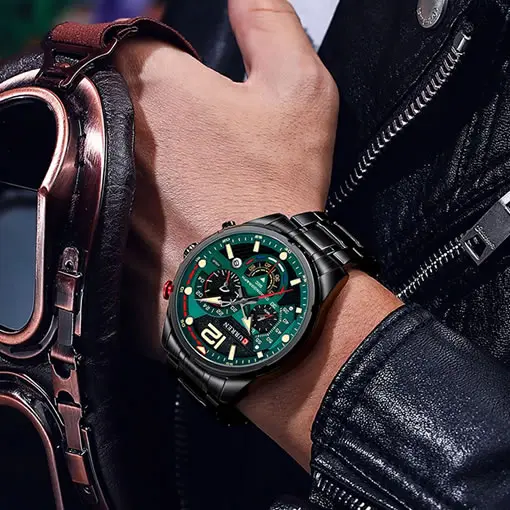 Hombre usando en su mano izquierda Lujoso Reloj Curren 8395 Original Color Negro con Apliques Verdes en Acero Inoxidable