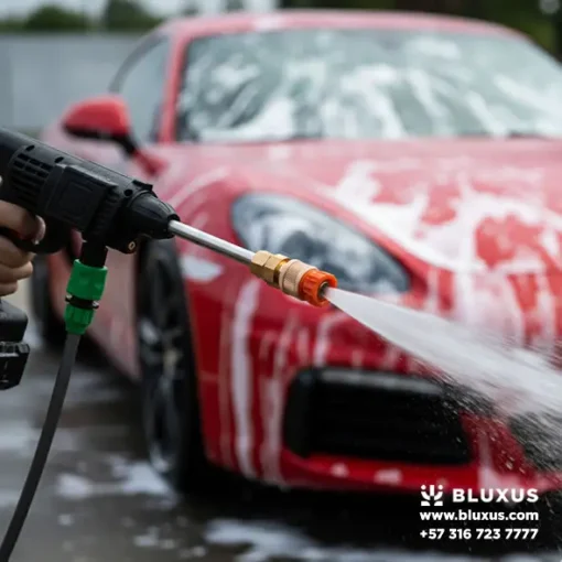 Detalle de la boquilla de presión de la hidrolavadora inalámbrica Bluxus disparando agua.