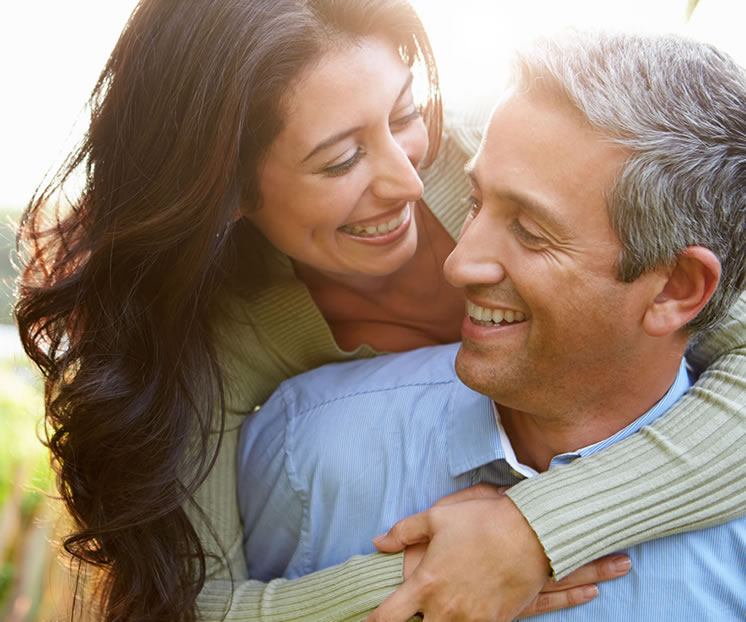 Implantes Dentales Bucaramanga 2 Pareja de Esposos Felices con su Tratamiento de Implantes Dentales