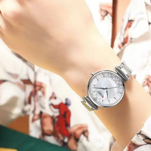 Mujer Usando Reloj Dama Plateado Curren 9072 Blanche