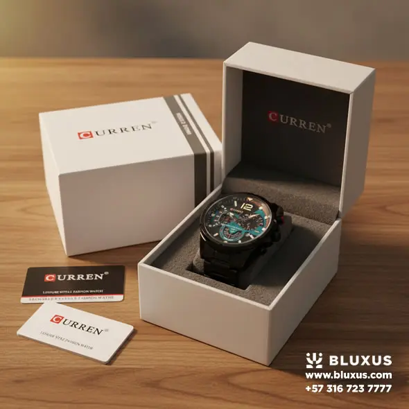 Reloj Curren 8395 Negro con Verde (Ref 703) 15 Caja original y empaque de lujo del reloj Curren 8395 comprado en Bluxus Colombia.