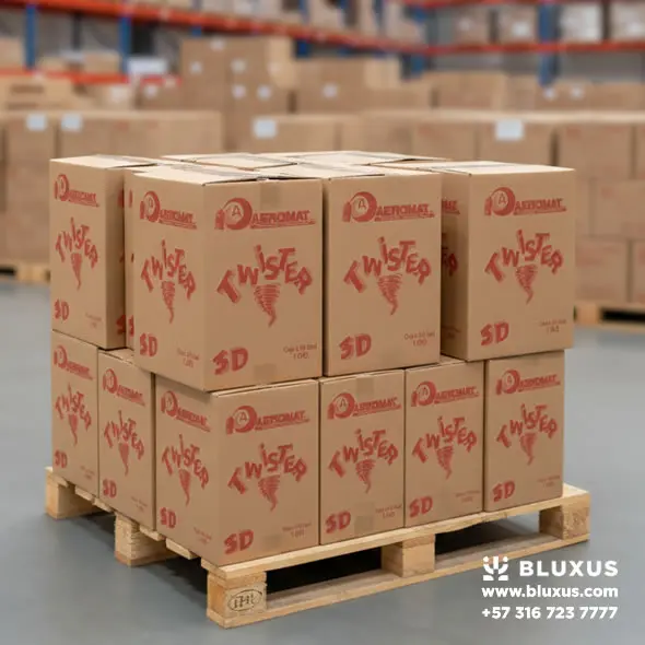 Cajas de Espuma Twister 1000ml apiladas en un pallet en la bodega de Bluxus, mostrando el stock disponible para despacho inmediato.