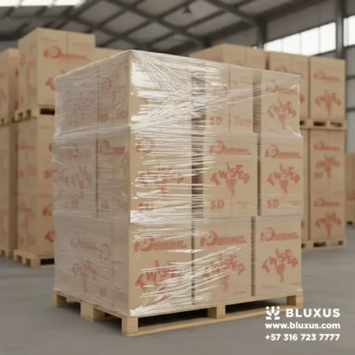 Cajas de Espuma Twister 1500ml apiladas en un pallet en la bodega de Bluxus, mostrando el stock disponible para despacho (cajas de 16 unidades).