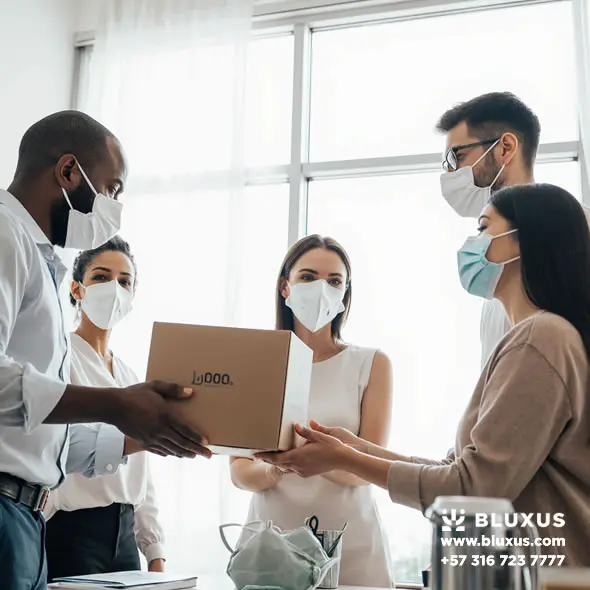 Clientes comprando tapabocas N95 de Bluxus, entrega segura en clínica u oficina médica.
