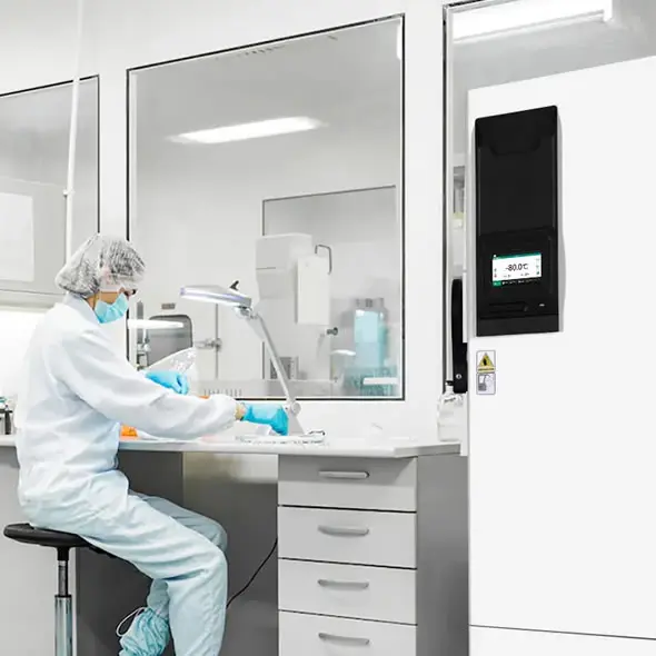 Laboratorio usando Congeladores y Refrigeradores para Vacunas
