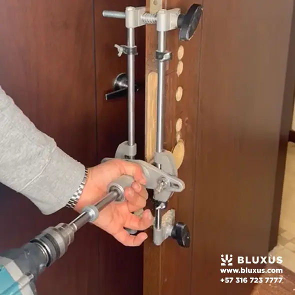 Cerraduras Inteligentes Cartagena: Precios, Venta e Instalación - Bluxus 22 Técnico instalando cerradura digital con capacitación incluida en Colombia.