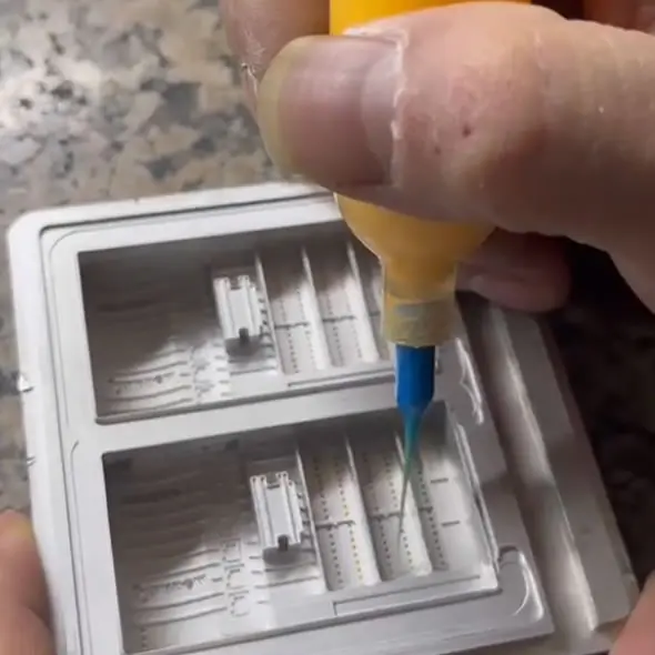 Aplicación de PVC Liquido en el molde de acero para la creacion de las memorias usb diseños originales cootranar