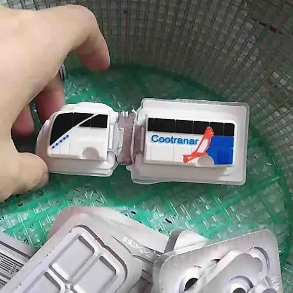 Memoria USB Personalizada Forma de Bus Moderno: Celebrando los 50 Años de Cootranar 6 Maestría en Color y Textura USB Personalizada Aerocondor Cootranar