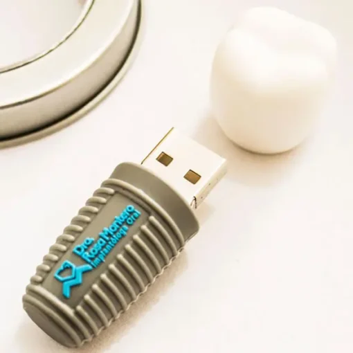 Memorias USB en 3D Personalizadas de un Implante Dental Fabricado para la Dra Rosa Montero