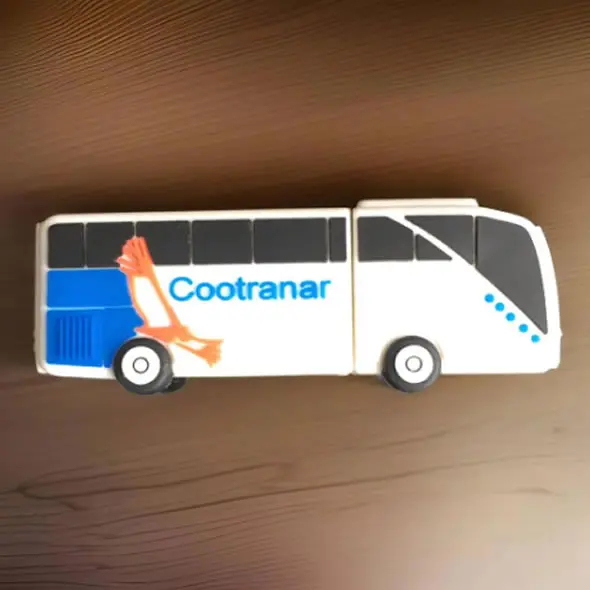 Memoria USB Personalizada Forma de Bus Moderno: Celebrando los 50 Años de Cootranar 7 Perfeccionando la Visión de la USB Personalizada Bus Aerocondor Cootranar