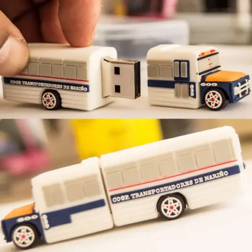 Memorias USB con Diseño de Bus Antiguo para Cootranar 18 Presentacion del diseño de las memorias usb en forma de bus antiguo de la empresa cootranar