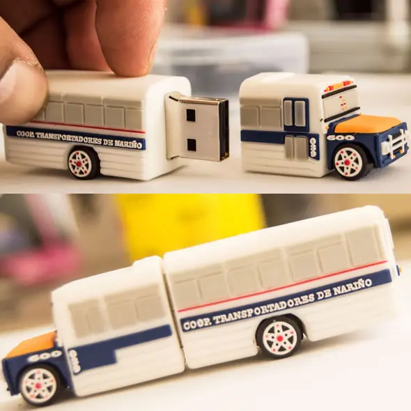 Memorias USB con Diseño de Bus Antiguo para Cootranar 34 Presentacion del diseño de las memorias usb en forma de bus antiguo de la empresa cootranar