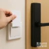 Detalle lateral de un mecanismo de seguridad en acabado negro mate instalado sobre una puerta de madera rústica, mostrando tres pasadores cuadrados macizos de acero inoxidable totalmente extendidos.