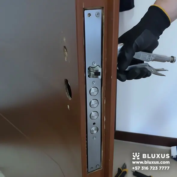 Cerraduras Inteligentes Bogotá: Precios, Venta e Instalación 18 Adaptación puerta blindada, Herramientas cerrajería, Instalación limpia, Bluxus calidad.