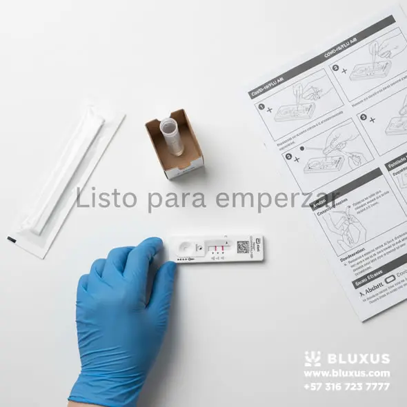 Cómo se hace la Prueba de Influenza y Covid Mesa de trabajo preparada con los componentes del kit de prueba rápida organizados para iniciar el procedimiento de diagnóstico.