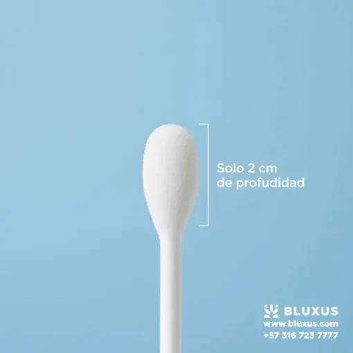 Panbio™ COVID-19/Flu A&B Panel Nasal (Combo 3 en 1) 7 Detalle del hisopo nasal Panbio de Abbott, mostrando su diseño suave y corto para una toma de muestra confortable a solo 2 cm de profundidad.