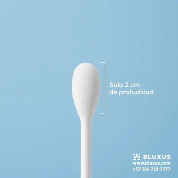 Panbio™ COVID-19/Flu A&B Panel Nasal (Combo 3 en 1) 3 Detalle del hisopo nasal Panbio de Abbott, mostrando su diseño suave y corto para una toma de muestra confortable a solo 2 cm de profundidad.