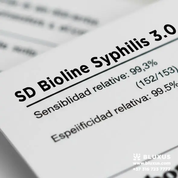SD Bioline Syphilis 3.0 - Prueba Rápida de Anticuerpos (Treponémica) 2 Detalle de las especificaciones técnicas de la prueba SD Bioline Syphilis 3.0, destacando una sensibilidad del 99.3% y especificidad del 99.5%.