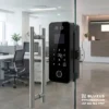 Cerradura BC008 con huella instalada en puerta de vidrio de oficina en Bogotá