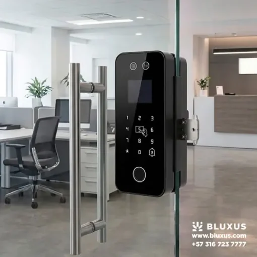cerradura inteligente BC008 instalada en puerta de vidrio