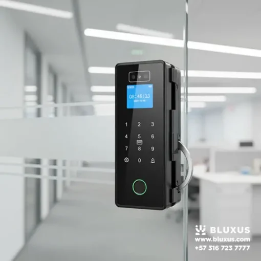 mecanismo de acceso electrónico instalado en el borde de un cristal corredizo.