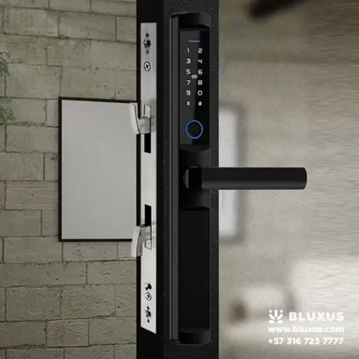 Detalle lateral de una cerradura instalada en un marco de aluminio oscuro, mostrando dos fuertes pasadores metálicos en forma de gancho curvo extendidos hacia afuera.