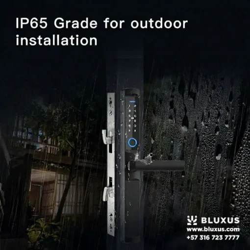 Panel electrónico oscuro de cuerpo alargado con manija instalado en el marco de una puerta exterior, soportando una lluvia intensa durante la noche.