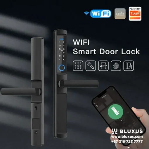 Mano sosteniendo un teléfono celular con una aplicación de acceso en pantalla, junto a las dos caras de un dispositivo electrónico negro con manijas rectas.