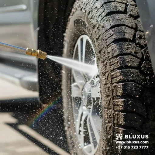 Detalle de la potencia de 464 PSI de la hidrolavadora Bluxus eliminando barro de una llanta.