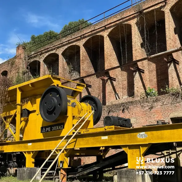 Trituradora de Piedra Industrial en Venta Colombia 4 Planta completa de trituración marca TRIO PE 30x42 lista para despacho comercial, demostrando la capacidad de suministro de maquinaria pesada industrial.