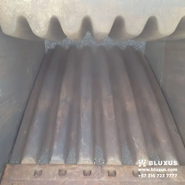 Trituradora de Piedra Industrial en Venta Colombia 3 Detalle mecánico del bloque de impacto y rodamientos de una trituradora de piedra usada en venta sometida a estrictas pruebas de control de calidad.