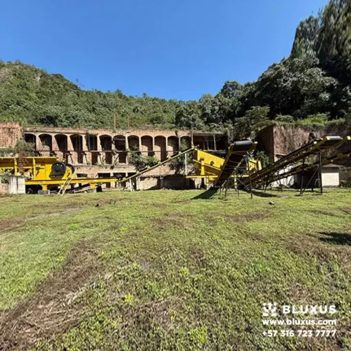 Vista frontal de la planta de trituración TRIO ensamblada sobre chasis amarillo cero horas en un patio industrial de Bogotá.