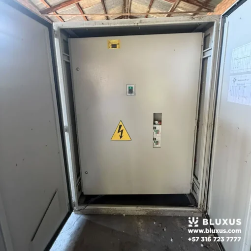 Puerta abierta de Tablero general de distribución eléctrica para control de la maquinaria de trituración.