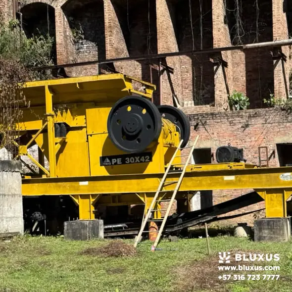 Detalle mecánico del volante de inercia y chasis de la trituradora de mandíbula TRIO PE 30x42 para reducción primaria de piedra.