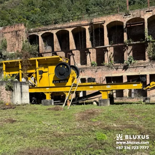 Detalle estructural de la trituradora de mandíbula primaria TRIO PE 30x42 cero horas para reducción de roca.