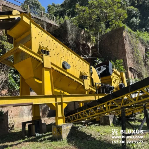 Zaranda vibratoria de tres niveles 2x6 marca TRIO para clasificación granulométrica de agregados.
