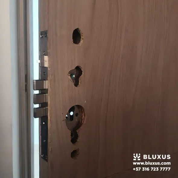 Cerradura Inteligente con Cámara en Colombia | Bluxus 13 Adecuaciones realizadas en puerta de madera para instalar una BCM017