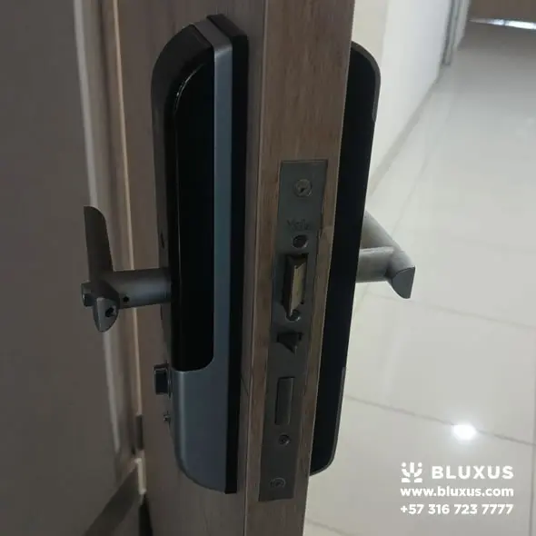 Cerradura Inteligente con Cámara en Colombia | Bluxus 16 Canto de puerta evaluado para instalar la cerradura BCM018