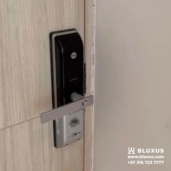 Cerradura Inteligente con Cámara en Colombia | Bluxus 15 Cerradura anterior en puerta de madera de apartamento en Santa Marta