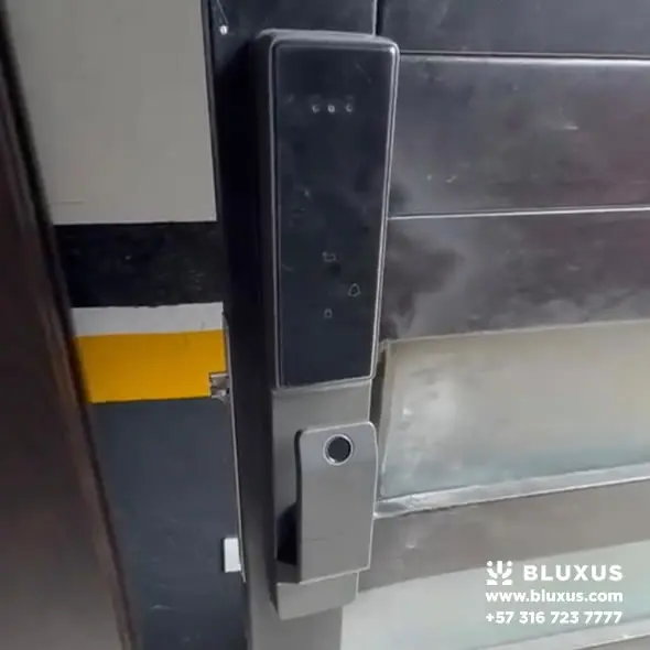 Cerradura Inteligente con Cámara en Colombia | Bluxus 20 Cerradura inteligente BCM016 instalada en puerta metálica de acceso común