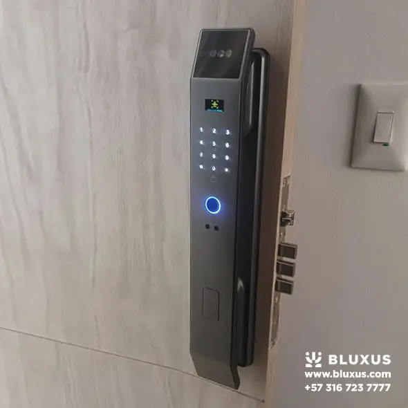 Cerradura Inteligente con Cámara en Colombia | Bluxus 14 Cerradura inteligente con cámara BCM017 instalada en puerta de madera