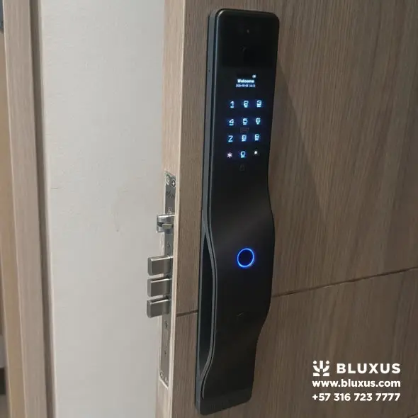 Cerradura Inteligente con Cámara en Colombia | Bluxus 17 Cerradura inteligente con cámara BCM018 instalada en puerta de madera