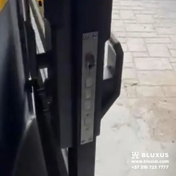 Cerradura Inteligente con Cámara en Colombia | Bluxus 19 Perfil de puerta metálica adaptado para instalar una BCM016