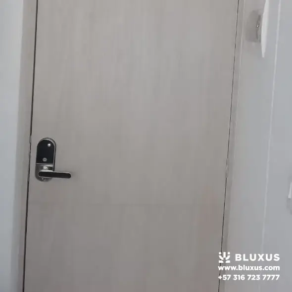 Cerradura Inteligente con Cámara en Colombia | Bluxus 12 Puerta de madera antes de instalar la cerradura con cámara BCM017 en Santa Marta