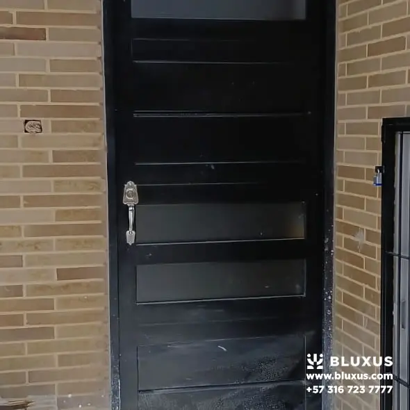 Cerradura Inteligente con Cámara en Colombia | Bluxus 18 Puerta metálica antes de instalar la cerradura con cámara BCM016 en Bogotá